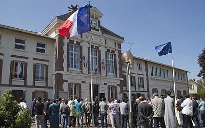 Demonstrators gather outside the town hall in Mantes la Ville, north west of Paris, on Friday, May 16, 2014, in protest of the ban of a new mosque. (photo credit: AP Photo/Michel Euler)