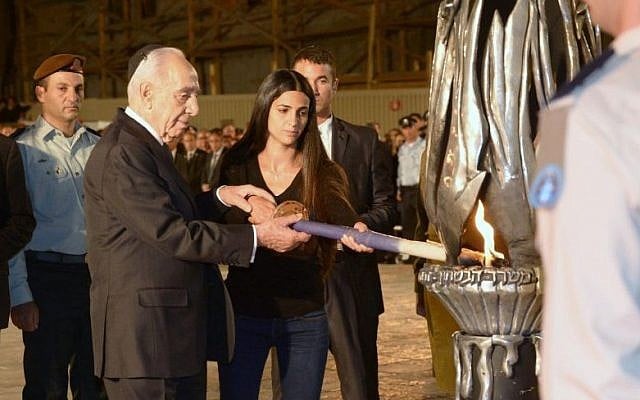 President Shimon Peres at the candle lighting ceremony at the Western Wall. May 4, 2014 (photo credit: Courtesy/President's Residence) President Shimon Peres at the candle lighting ceremony at the Western Wall. May 4, 2014 (photo credit: Courtesy/President's Residence)