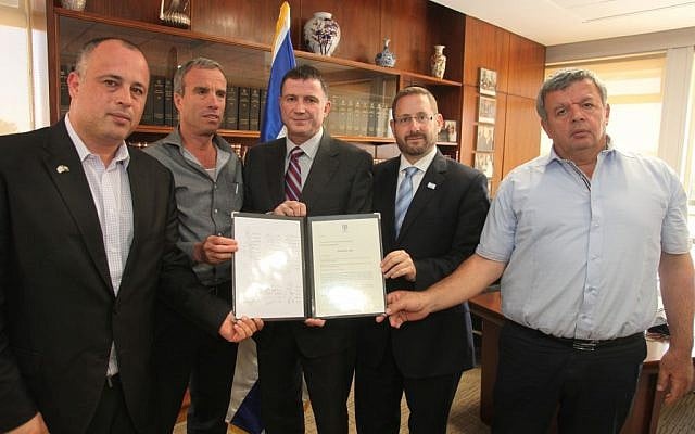 Knesset Speaker Yuli Edelstein (C) holds letter calling for Jonathan Pollard's release, alongside MKs Hilik Bar (L), Elazar Stern (SL), Dov Lipman (SR), Zvulun Kalfa (R) (photo credit: Knesset spokesperson's office) Knesset Speaker Yuli Edelstein (C) holds letter calling for Jonathan Pollard's release, alongside MKs Hilik Bar (L), Elazar Stern (SL), Dov Lipman (SR), Zvulun Kalfa (R) (photo credit: Knesset spokesperson's office)