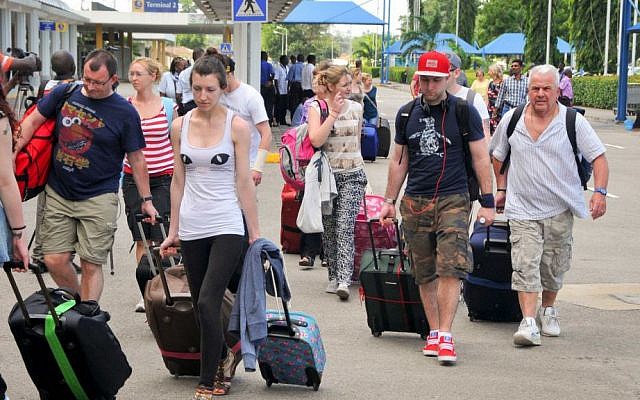 British tourists queue with their luggage to leave from the international airport in Mombasa, Kenya, on Friday, May 16, 2014. (photo credit: AP) British tourists queue with their luggage to leave from the international airport in Mombasa, Kenya, on Friday, May 16, 2014. (photo credit: AP)