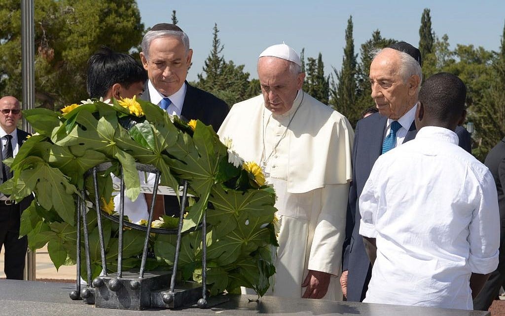 Pope Francis lays a wreath on the grave of Zionist visionary Theodor Herzl, Monday, May 26, 2014 (photo credit: Mark Neuman, GPO)