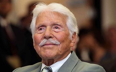 Actor Efrem Zimbalist Jr, watches during a ceremony honoring him by the FBI at the Federal building in Los Angeles in this June 8, 2009 file photo. (AP Photo/Nick Ut, File)