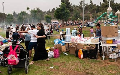 Families flock to Jerusalem's Sacher Park as they celebrate Israel's 66th Independence Day with a traditional barbecue, Tuesday, May 6, 2014. (photo credit: Yifa Yaakov/The Times of Israel)