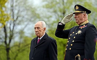 President Shimon Peres and King Harald V of Norway review an honor guard in Oslo, Norway, Tuesday May 12, 2014 99)