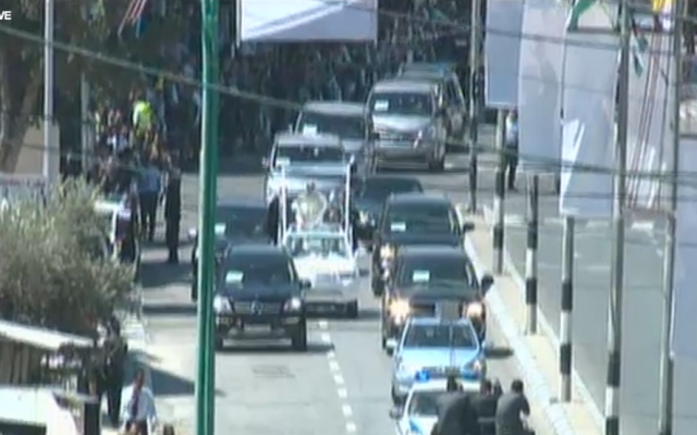Pope Francis's official motorcade makes its way to Manger Square in Bethlehem (screen capture: Ynet)