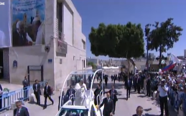 Pope Francis's entourage reaches Manger Square in Bethlehem (screen capture: Ynet)