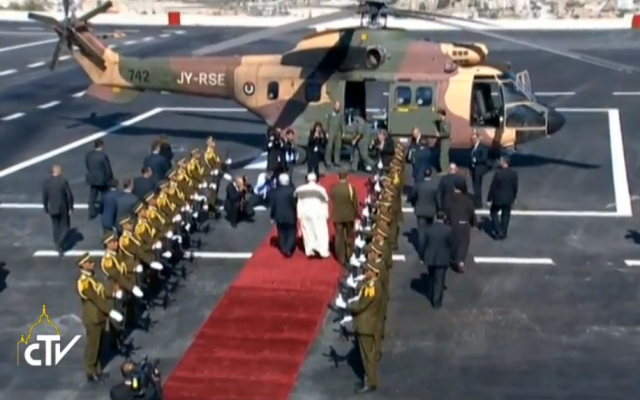 The pope and PA President Mahmoud Abbas walk down the red carpet in Bethlehem. (screen capture: CTV)