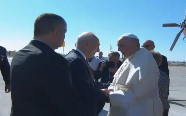 President Shimon Peres greets Pope Francis on his arrival in Israel. (screen capture: GPO)