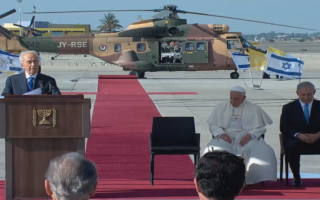 President Shimon Peres addresses Pope Francis at Ben Gurion International Airport. (screen capture: GPO)
