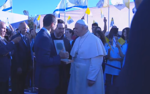 Jerusalem Mayor Nir Barkat presents Pope Francis with a reproduction of the Siloam Inscription, a 2,700-year-old Hebrew stone-carved text, after His Holiness's arrival in the city. (screen capture: GPO)