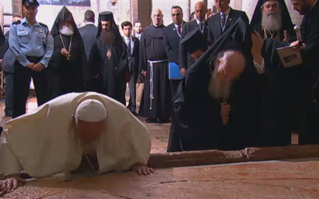Pope Francis and Bartholomew I kiss the Stone of Unction in the Church of the Holy Sepulchre (screen capture: GPO)