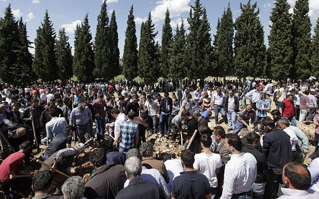 Relatives and friends of victims of the mine accident bury their loved ones during a mass funeral procession, in Soma, Turkey, on Thursday, May 15, 2014. (photo credit: AP/Lefteris Pitarakis) Relatives and friends of victims of the mine accident bury their loved ones during a mass funeral procession, in Soma, Turkey, on Thursday, May 15, 2014. (photo credit: AP/Lefteris Pitarakis)