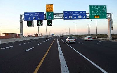 The updated price for riding the fast lane at any given time is posted on electronic boards hung one kilometer before the start of the lane (Courtesy Fastlane)