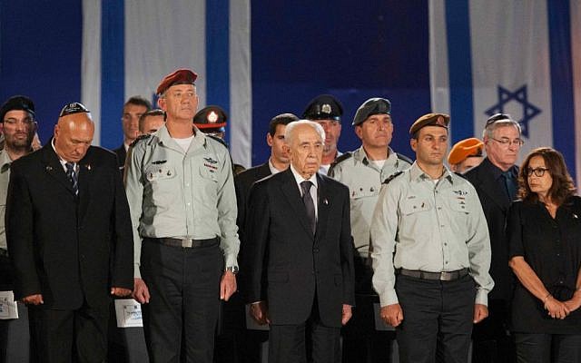 Chief of General Staff of the Israel Defense Forces Benny Gantz (2L) and Israel President Shimon Peres (C) seen during a Memorial Day ceremony for Israel's fallen soldiers. (photo credit: Yonatan Sindel/Flash 90) Chief of General Staff of the Israel Defense Forces Benny Gantz (2L) and Israel President Shimon Peres (C) seen during a Memorial Day ceremony for Israel's fallen soldiers. (photo credit: Yonatan Sindel/Flash 90)