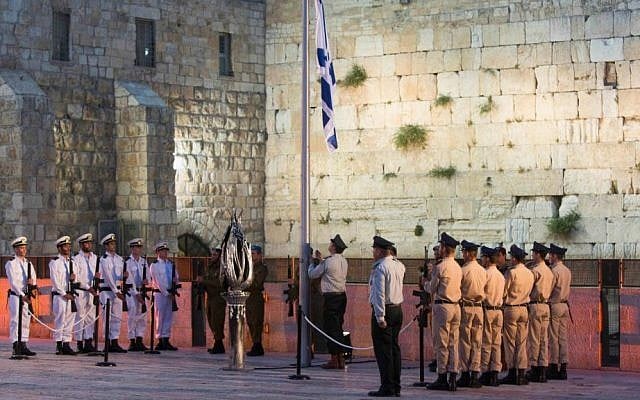 Israeli soldiers stand at attention during a Memorial Day ceremony for Israel's fallen soldiers at the Western Wall, May 4, 2014. (photo credit: Yonatan Sindel/Flash 90) Israeli soldiers stand at attention during a Memorial Day ceremony for Israel's fallen soldiers at the Western Wall, May 4, 2014. (photo credit: Yonatan Sindel/Flash 90)