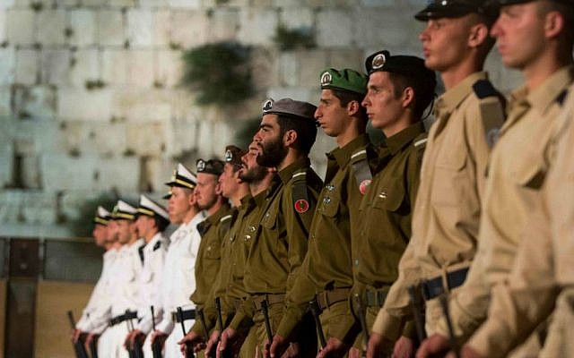 Israeli soldiers stand at attention during a Memorial Day ceremony for Israel's fallen soldiers at the Western Wall, May 4, 2014. (photo credit: Yonatan Sindel/Flash 90) Israeli soldiers stand at attention during a Memorial Day ceremony for Israel's fallen soldiers at the Western Wall, May 4, 2014. (photo credit: Yonatan Sindel/Flash 90)