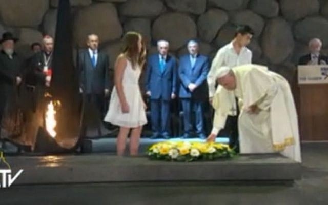 Pope Francis laying a wreath at Yad Vashem Monday. (Screen capture: Vatican TV) 