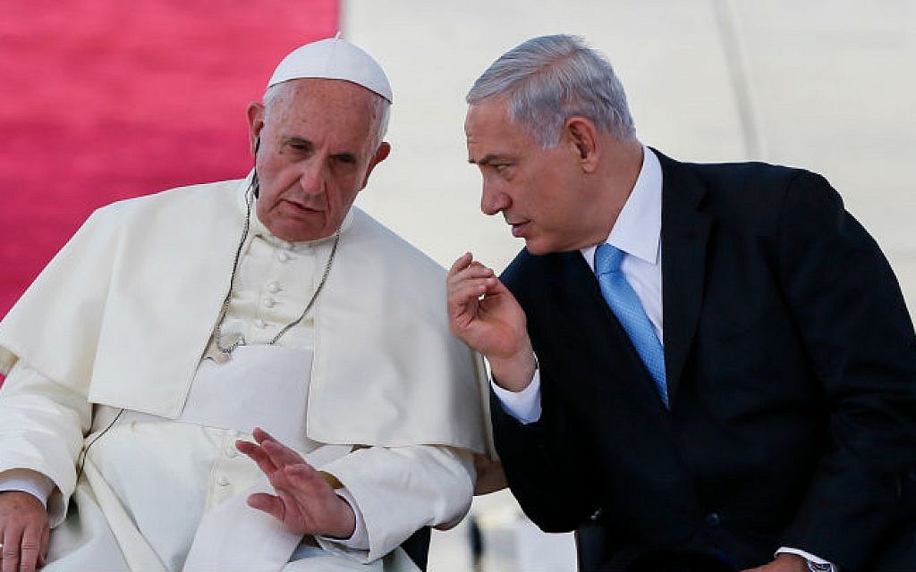 Prime Minister Benjamin Netanyahu (right) with Pope Francis at a welcoming ceremony at Israel's Ben Gurion airport, May 25, 2014. (Miriam Alster/Flash90)