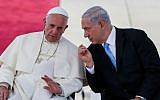 Prime Minister Benjamin Netanyahu (right) with Pope Francis at a welcoming ceremony at Israel's Ben Gurion airport, May 25, 2014. (Miriam Alster/Flash90)
