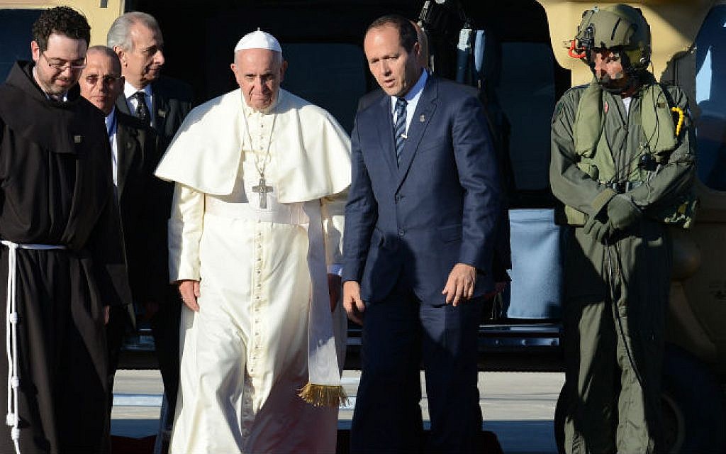 Pope Francis  seen with Jerusalem Mayor Nir Barkat after landing on Mount Scopus in Jerusalem, May 25, 2014, (photo credit: Kobi Gideon/GPO/Flash90)
