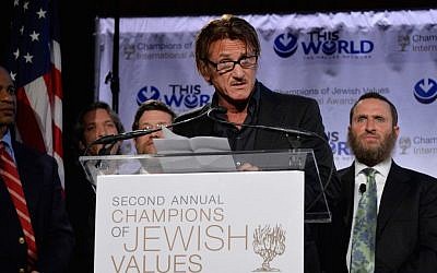 Actor Sean Penn accepting the Champion of Jewish Justice Award at the World Jewish Values Network’s gala dinner in New York City, May 18, 2014 (photo credit: Ben Gabbe/Getty Images/JTA)