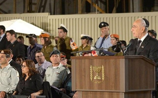 President Shimon Peres speaks at the annual Memorial Day ceremony at the Western Wall. May 4, 2014 (photo credit: Courtesy/President's Residence) President Shimon Peres speaks at the annual Memorial Day ceremony at the Western Wall. May 4, 2014 (photo credit: Courtesy/President's Residence)