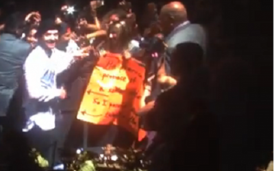 Justin Timberlake standing with Eliran and Ilana Algozi after they held up a sign that said Eliran promised her a proposal if the pop star would take a picture with them. (screen capture: YouTube)