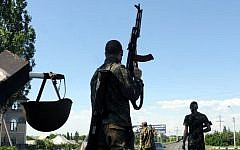 Armed pro-Russian militants in the eastern Ukrainian city of Artemovsk on June 6, 2014 (Photo credit: Viktor Drachev/AFP)