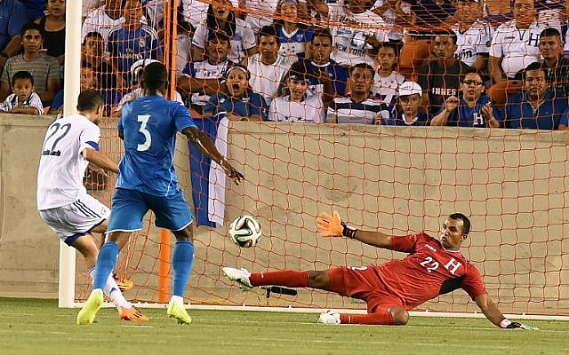 Israel's Omar Damari (L) kicks the ball past Honduras goalkeeper Donis Izaguirre Escober (R) during their World Cup preparation match at the BBVA Compass Stadium in Houston, Texas, on June 1, 2014 (photo credit: AFP/Jewel Samad) Israel's Omar Damari (L) kicks the ball past Honduras goalkeeper Donis Izaguirre Escober (R) during their World Cup preparation match at the BBVA Compass Stadium in Houston, Texas, on June 1, 2014 (photo credit: AFP/Jewel Samad)