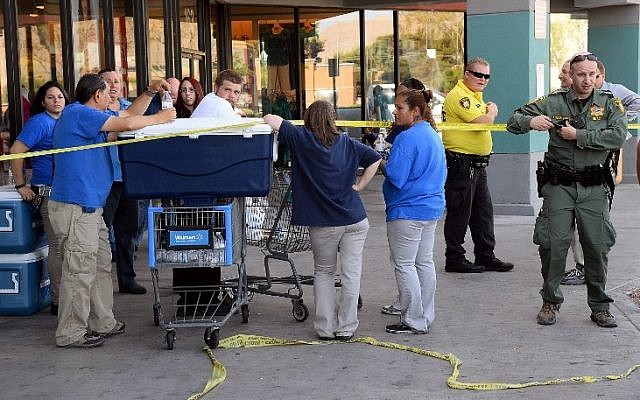 Las Vegas Metropolitan Police Department officers stand near Wal-Mart employees near their store on June 8, 2014 in Las Vegas, Nevada. (Photo credit: Ethan Miller/Getty Images/AFP) Las Vegas Metropolitan Police Department officers stand near Wal-Mart employees near their store on June 8, 2014 in Las Vegas, Nevada. (Photo credit: Ethan Miller/Getty Images/AFP)