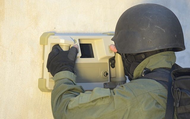 A soldier uses the Camero-Tech system to 'see' through a wall. (photo credit: Courtesy)