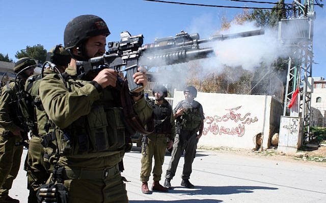 Illustrative photo of IDF soldiers near teh West Bnak city of Bethlehem. (Najeh Hashlamoun/Flash90)