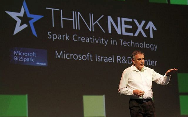 Prof. Dan Shechtman speaks at Microsoft's annual High-Tech convention, Nov, 2012. (Photo credit: Dror Garti/Flash90)