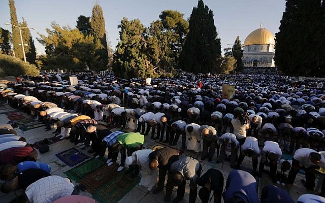 Thousands of Palestinians perform Eid prayers at the Al Aqsa Mosque, in Jerusalem's Old City, at the end of the holy Muslim month of Ramadan, August 8, 2013 (photo credit: Sliman Khader/FLASH90)