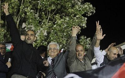 PA President Mahmoud Abbas poses with prisoners released on October 30, 2013 as part of Israeli-Palestinian peace negotiations. (Issam Rimawi/Flash90) PA President Mahmoud Abbas poses with prisoners released on October 30, 2013 as part of Israeli-Palestinian peace negotiations. (Issam Rimawi/Flash90)