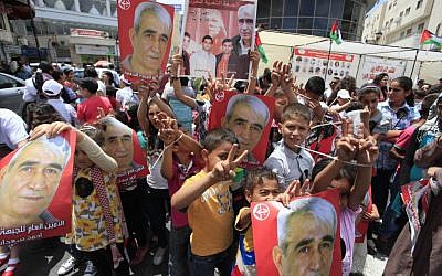 Palestinians rallying in Ramallah for hunger striking prisoners in Ramallah (photo credit: Issam Rimawi/Flash90)