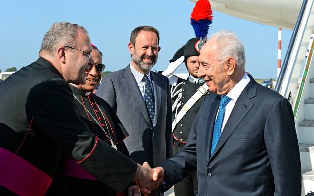 President Shimon Peres landed in Rome, Italy, to visit the Vatican on Sunday, June 8, 2014. (photo credit: Haim Zach/GPO/Flash90) President Shimon Peres landed in Rome, Italy, to visit the Vatican on Sunday, June 8, 2014. (photo credit: Haim Zach/GPO/Flash90)