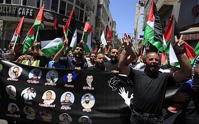 Palestinians demonstrate in support of 125 Palestinian prisoners detained in Israeli jails, Ramallah, June 9, 2014 (photo credit: Issam Rimawi/Flash90)