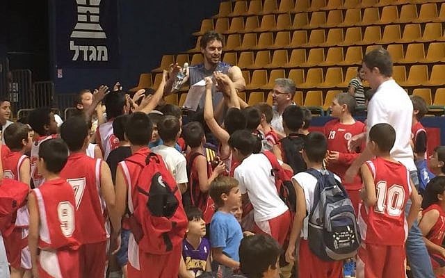 Youngsters throng Pau Gasol at his Jerusalem basketball clinic, June 1, 2014 (photo credit: Raphael Gellar) Youngsters throng Pau Gasol at his Jerusalem basketball clinic, June 1, 2014 (photo credit: Raphael Gellar)