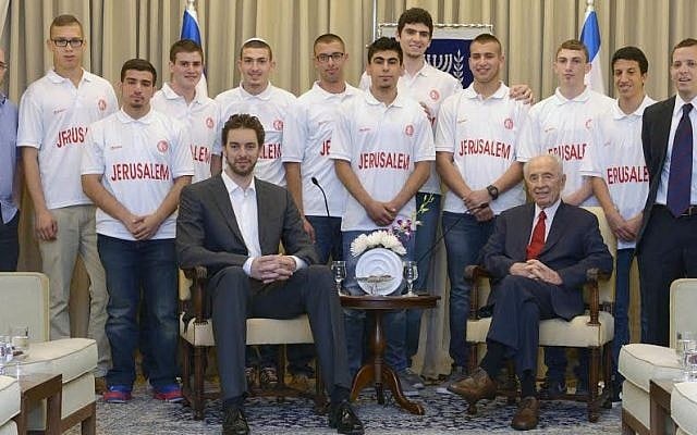 President Shimon Peres hosts Pau Gasol and a group of young Arab and Jewish Jerusalem basketball players, June 1, 2014 (photo credit: Mark Neiman/GPO) President Shimon Peres hosts Pau Gasol and a group of young Arab and Jewish Jerusalem basketball players, June 1, 2014 (photo credit: Mark Neiman/GPO)