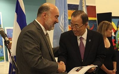 Israeli ambassador Ron Prosor presents UN Secretary-General Ban Ki-moon with album of paintings by Israeli youth with autism. (©Allan Tannenbaum) Israeli ambassador Ron Prosor presents UN Secretary-General Ban Ki-moon with album of paintings by Israeli youth with autism. (©Allan Tannenbaum)