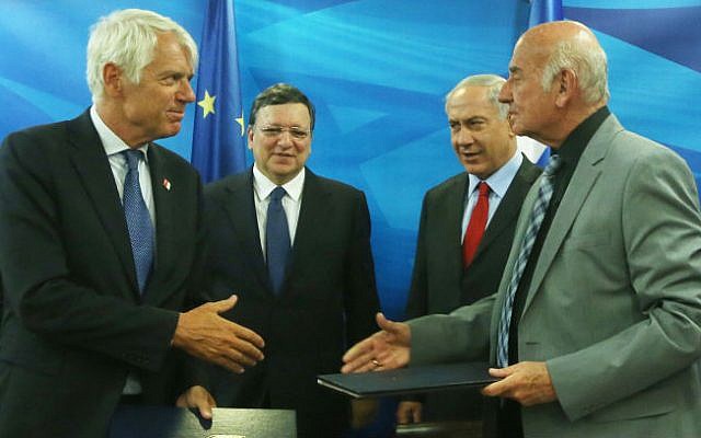 Prime Minister Benjamin Netanyahu (C-R) and Science, Technology and Space Minister, Yaakov Peri (R), seen in a meeting with President of the European Commission, Jose Manuel Barroso (C-L), signing an agreement for Israel to participate in the European Horizon 2020 program, Jerusalem on June 8, 2014. (photo credit: Marc Israel Sellem/POOL/Flash90) Prime Minister Benjamin Netanyahu (C-R) and Science, Technology and Space Minister, Yaakov Peri (R), seen in a meeting with President of the European Commission, Jose Manuel Barroso (C-L), signing an agreement for Israel to participate in the European Horizon 2020 program, Jerusalem on June 8, 2014. (photo credit: Marc Israel Sellem/POOL/Flash90)