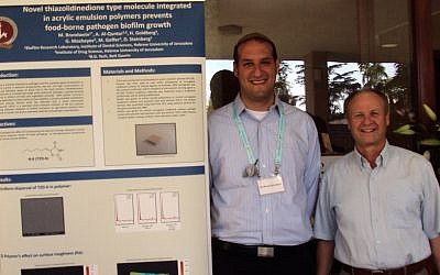 Graduate student and Kaye Innovation Award winner Michael Brandwein (L), and his mentor, Prof. Doron Steinberg from the Hebrew University’s Biofilm Research Laboratory. (Photo credit: Hebrew University)