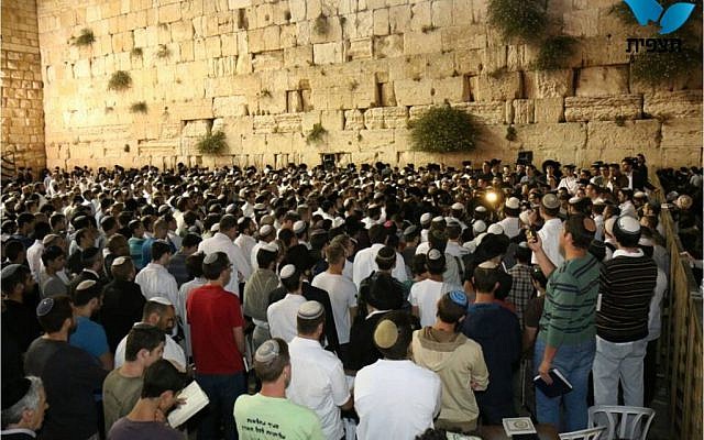 Israelis pray at the Western Wall for the safe return of three teenagers abducted by Palestinians in the West Bank, Saturday night, June 15, 2014. (photo credit: Hillel Meir/Tazpit News Agency) Israelis pray at the Western Wall for the safe return of three teenagers abducted by Palestinians in the West Bank, Saturday night, June 15, 2014. (photo credit: Hillel Meir/Tazpit News Agency)