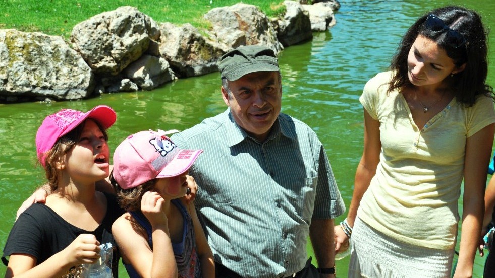 Jewish Agency chairman Natan Sharansky with a recent immigrant from St. Petersburg, Russia, and her two daughters at a Jewish Agency recreation activity for children from southern Israel at the Tisch Family Zoological Gardens (the Biblical Zoo) in Jerusalem. (photo credit: Nathan Roi/The Jewish Agency for Israel)