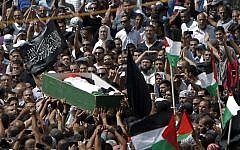 Relatives and friends of Muhammed Abu Khdeir, 16, carry his body to the mosque during his funerals in Shuafat in East Jerusalem on July 4, 2014 (Photo credit: Ahmad Gharabli/AFP)