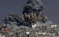 Heavy smoke billows following an Israeli military strike on Gaza City, on July 29, 2014. (AFP/Ashraf Amra)
