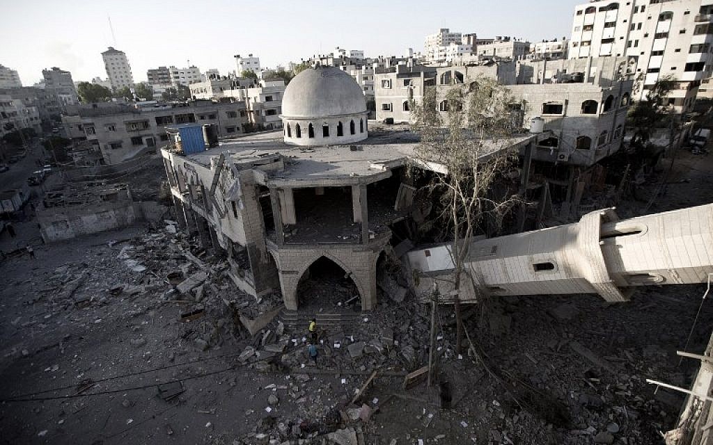 A general view shows the collapsed minaret of a destroyed mosque in Gaza City, on July 30, 2014 after it was hit in an overnight Israeli strike. (photo credit: AFP/MAHMUD HAMS)