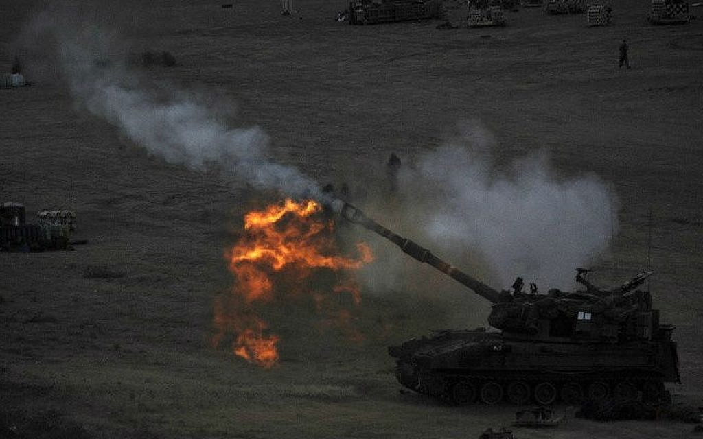 An Israeli artillery cannon fires at targets in the Gaza Strip from a position near Israel's border with the Palestinian enclave on July 23, 2014 (David Buimovitch/AFP)