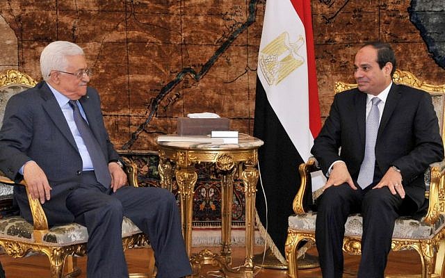 Palestinian President Mahmoud Abbas, left, meets with Egyptian President Abdel-Fattah el-Sissi in Cairo, Egypt, July 17, 2014 (AP/MENA)